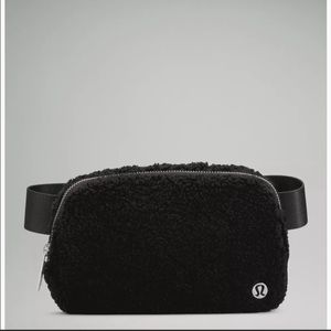 Lululemon everywhere fleece belt bag